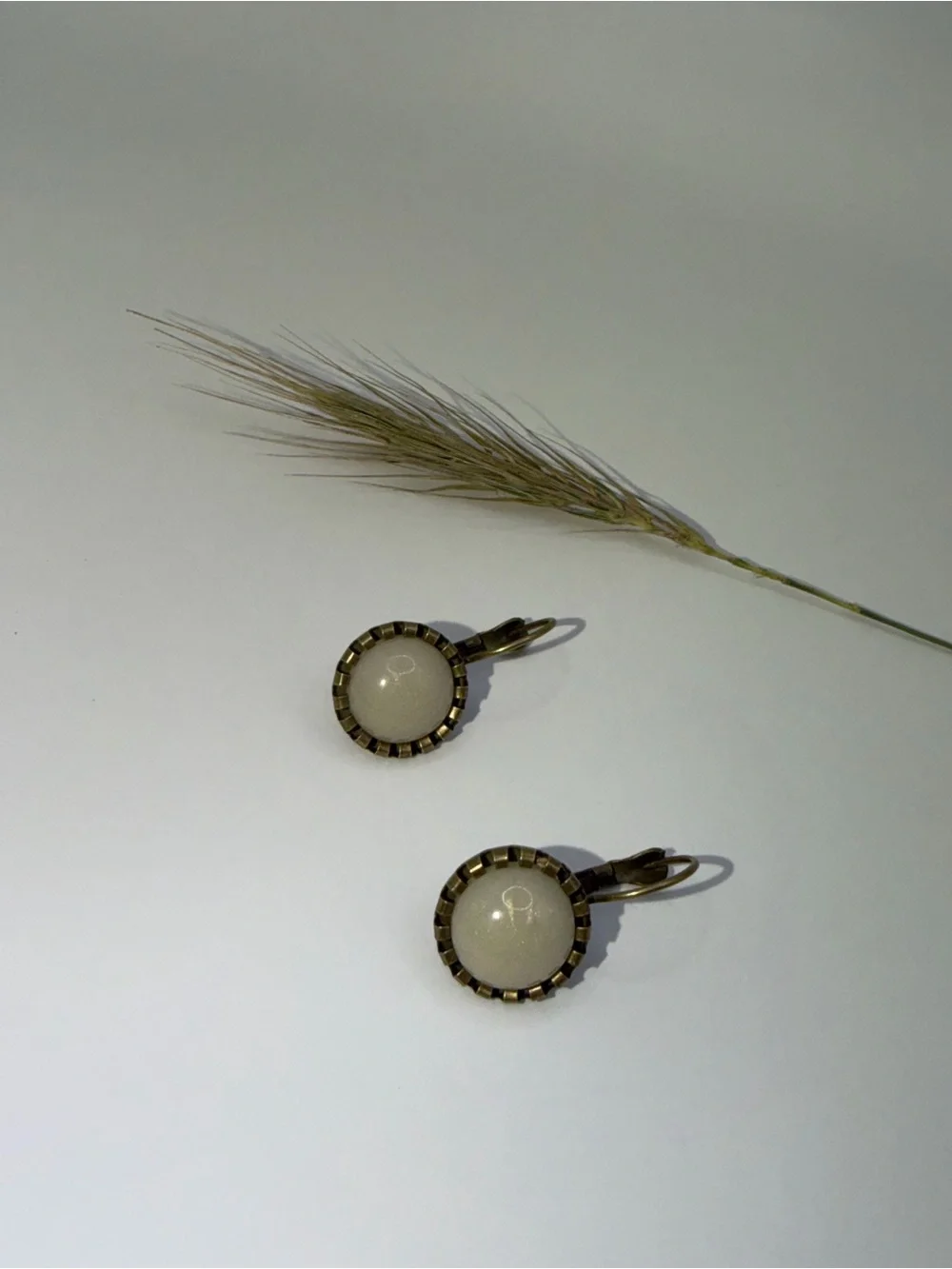 Vintage-Style cream Glass resin Drop Earrings